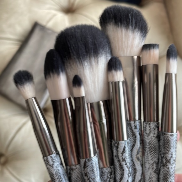 NWOT 8 brushes & case - Picture 6 of 10